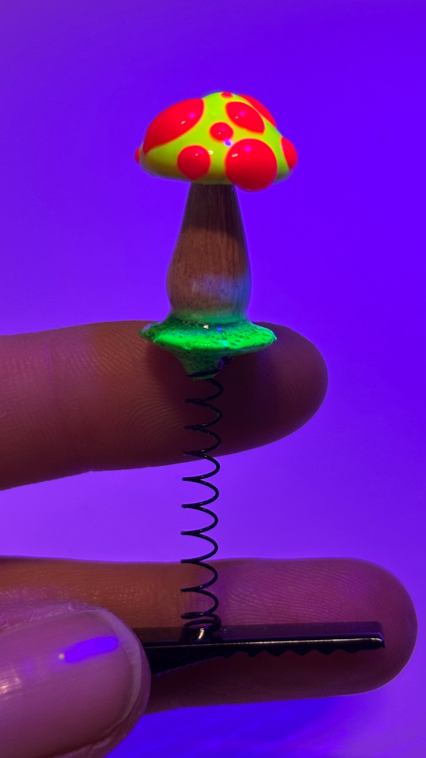 Trippy Mushroom Sprout Clip 🌱(Color Randomly Picked!)