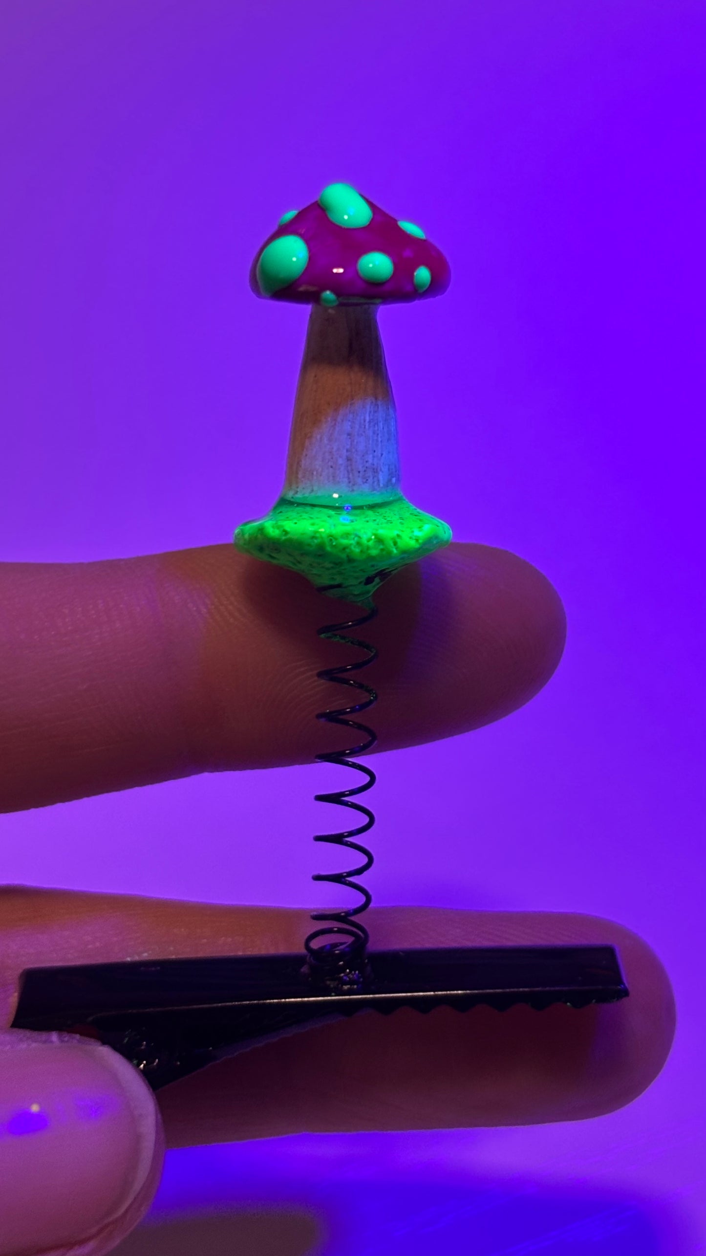 Trippy Mushroom Sprout Clip 🌱(Color Randomly Picked!)